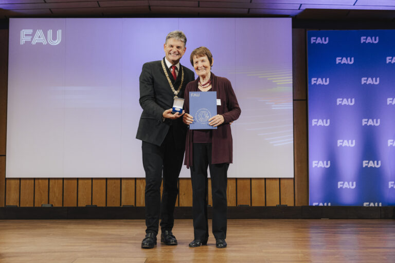 Verleihung der FAU Verdienstmedallie an Prof. Dr. Dr. Renate Wittern-Sterzel